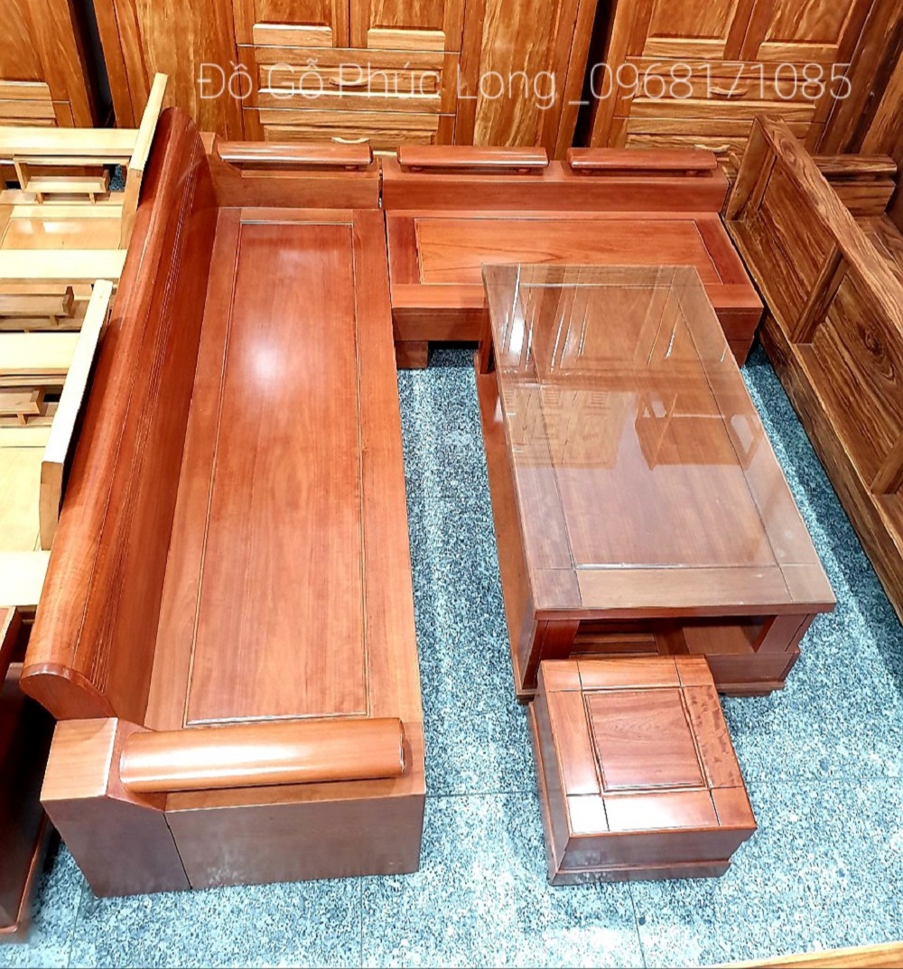 Những chiếc sofa chữ L với mặt liền gỗ gõ đỏ Nam Phi sẽ đem đến không gian phòng khách của bạn sự sang trọng và đẳng cấp. Với họa tiết độc đáo được chạm khắc tỉ mĩ, bộ sofa này thật sự là tác phẩm nghệ thuật. Hãy cùng khám phá hình ảnh sản phẩm để thấy rõ sự tinh tế và đẳng cấp của nó.