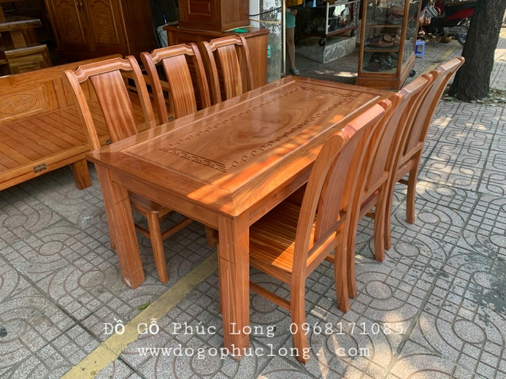 Sự sang trọng và tinh tế được thể hiện rõ nét trong bộ bàn ăn 6 ghế hình tròn gỗ sồi Nga BAS